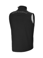 Alpinestars Techstar Softshell Vest, zwart, achteraanzicht met een groot tonaal Alpinestars-woordmerk over de bovenrug, winddicht lichtgewicht softshell-materiaal, hoge kraag met verstelbare stopper, ergonomisch mouwloos ontwerp voor het dragen van laagjes over off-road uitrusting.