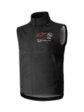 Alpinestars Techstar Softshell Vest, zwart mouwloos motorcrossvest, hoge kraag met rits aan de voorzijde, voorzien van een rood sterlogo met "ASTARS" en "ONE GOAL. ONE VISION." branding op de borst, lichtgewicht winddichte softshell-stof met lichtgrijze binnenvoering, ontworpen voor off-road rijden