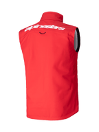 Alpinestars Techstar Softshell Vest, motorcross vest, felrood, achteraanzicht met wit Alpinestars-woordmerk op de bovenrug, winddicht stretch softshell-materiaal, ergonomisch mouwloos ontwerp voor off-road rijden