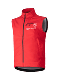 Alpinestars Techstar Softshell Vest, helderrood mouwloos winddicht vest, hoge kraag met zwarte rits, witte en zwarte ASTARS-branding met 'ONE GOAL ONE VISION' motto op de borst, grijze binnenvoering, sportief ontwerp voor motorcross