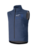 Alpinestars Techstar Softshell Vest, donkerblauw, mouwloze motorjas, hoge kraag met ritssluiting aan de voorzijde, wit ASTARS-logo en blauwe branding, technische softshell-stof voor off-road ritten