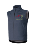 Alpinestars Techstar Softshell Vest, mouwloos motorcrossvest, donkergrijs, hoge kraag met rits aan de voorzijde over de gehele lengte, met een rood sterlogo, geel cirkelvormig AS-embleem, ASTARS-tekst en 'ONE GOAL ONE VISION' slogan op de borst, winddichte laag voor off-road rijden