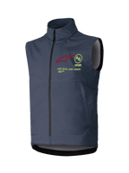 Alpinestars Techstar Softshell Vest, mouwloos motorcrossvest, donkergrijs, hoge kraag met rits aan de voorzijde over de gehele lengte, met een rood sterlogo, geel cirkelvormig AS-embleem, ASTARS-tekst en 'ONE GOAL ONE VISION' slogan op de borst, winddichte laag voor off-road rijden