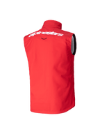 Alpinestars Youth Techstar Softshell Vest, jeugd motorcrossvest, helder rood, achteraanzicht met groot wit Alpinestars-woordmerk op de bovenrug, mouwloos softshell-ontwerp met een hoge kraag voor windbescherming.