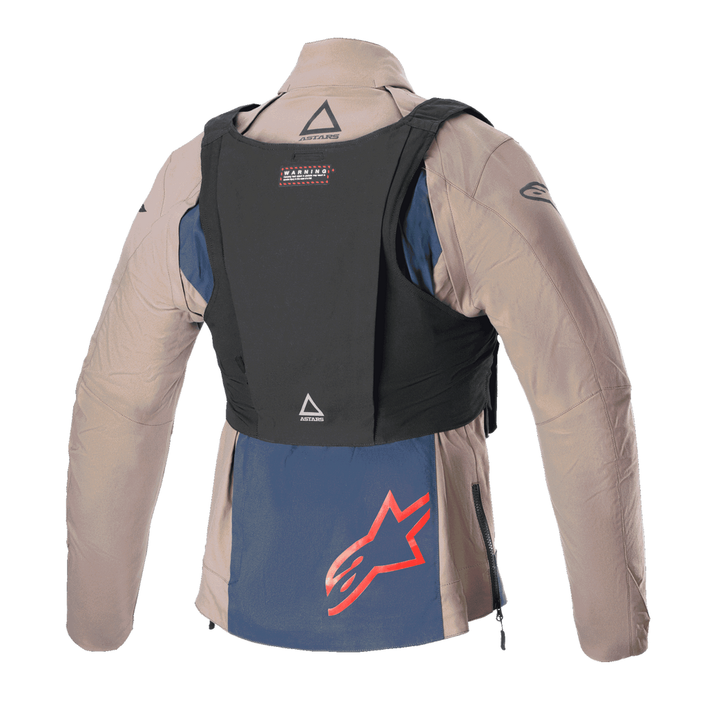 Alpinestars Techdura Jas, Falcon Brown en Night Navy, achteraanzicht met zwart tactisch vest, voorzien van een rood Alpinestars-logo op het donkerblauwe onderpaneel, robuuste textielconstructie voor enduro en off-road rijden