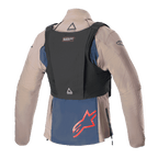 Alpinestars Techdura Jas, Falcon Brown en Night Navy, achteraanzicht met zwart tactisch vest, voorzien van een rood Alpinestars-logo op het donkerblauwe onderpaneel, robuuste textielconstructie voor enduro en off-road rijden