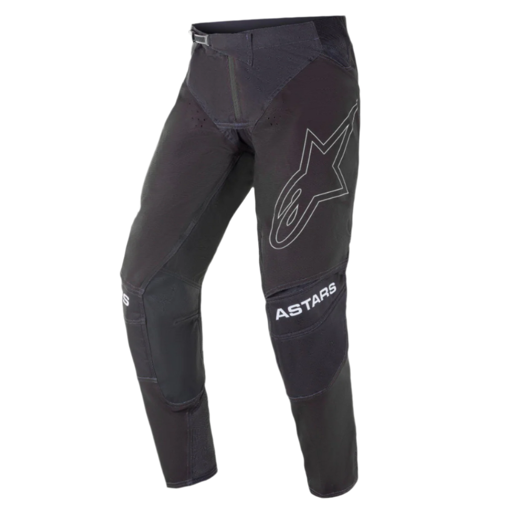 Alpinestars 2021 Techstar Phantom broek, motorcrossbroek, zwart met witte accenten, groot wit omlijnd sterlogo op de dij, ASTARS-branding op de knieën, technische ripstop-stof met geperforeerde zones, 3D Babel-knieconstructie voor off-road raceprestaties