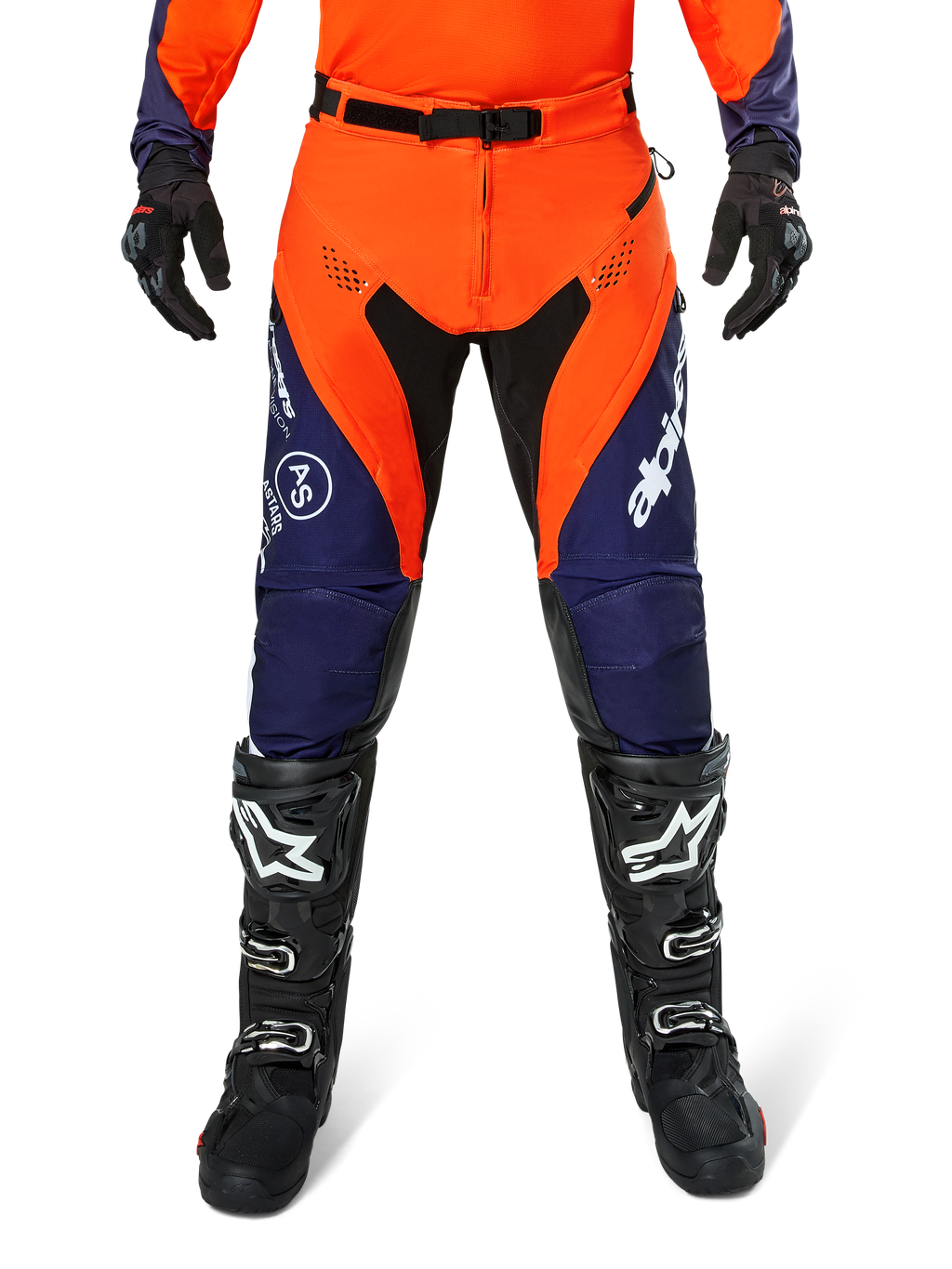 Alpinestars Pro-Dura Pants, motorcross- en endurobroek, marineblauw, feloranje en wit, met zwarte panelen en witte logo's, gedragen met zwarte off-road laarzen en handschoenen, professionele beschermende uitrusting voor trail- en off-road rijden