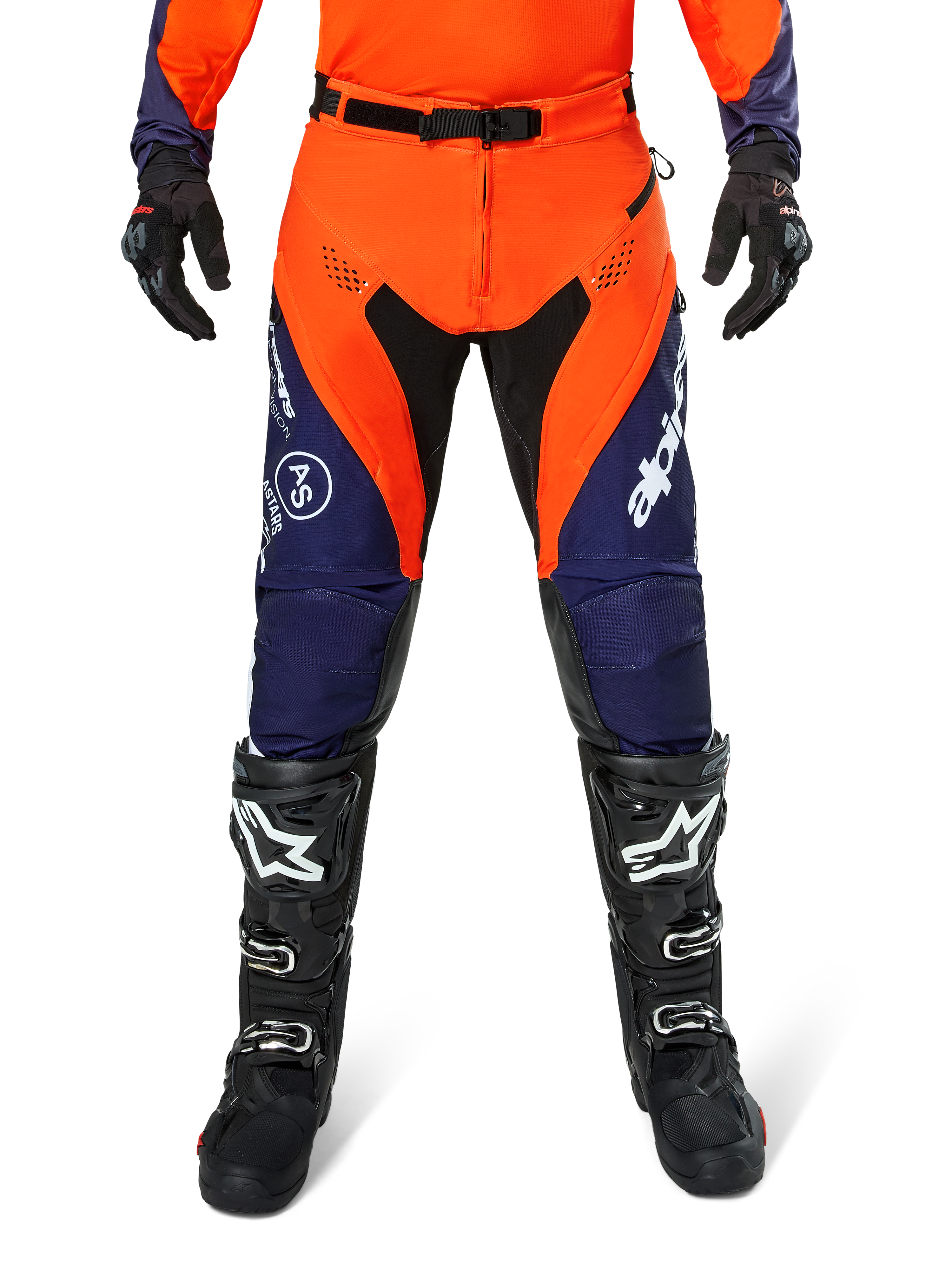 Alpinestars Pro-Dura Pants, motorcross- en endurobroek, marineblauw, feloranje en wit, met zwarte panelen en witte logo's, gedragen met zwarte off-road laarzen en handschoenen, professionele beschermende uitrusting voor trail- en off-road rijden