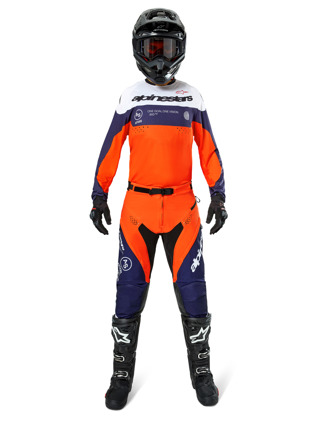 Motocrossrijder in Alpinestars Pro-Dura broek in Navy Hot Orange White, met bijpassende jersey met lange mouwen, zwarte helm met crossbril, zwarte handschoenen en zwarte motorcrosslaarzen, complete off-road race-uitrusting.