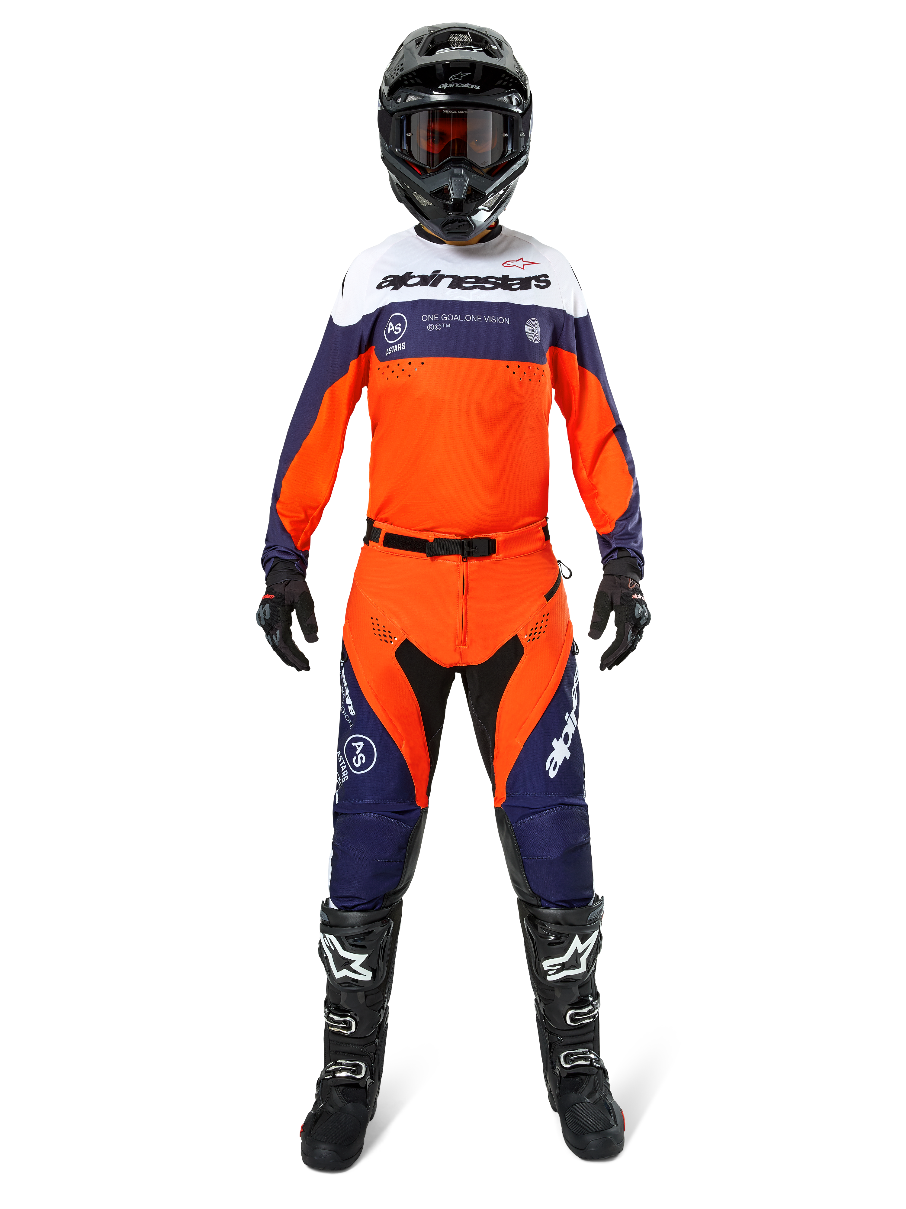 Motocrossrijder in Alpinestars Pro-Dura broek in Navy Hot Orange White, met bijpassende jersey met lange mouwen, zwarte helm met crossbril, zwarte handschoenen en zwarte motorcrosslaarzen, complete off-road race-uitrusting.