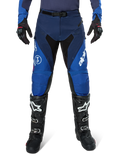 Alpinestars Pro-Dura broek, motorcrossbroek, marineblauw en felblauw met witte accenten, vooraanzicht gedragen met zwarte laarzen en handschoenen, technisch ontwerp voor enduro en off-road rijden