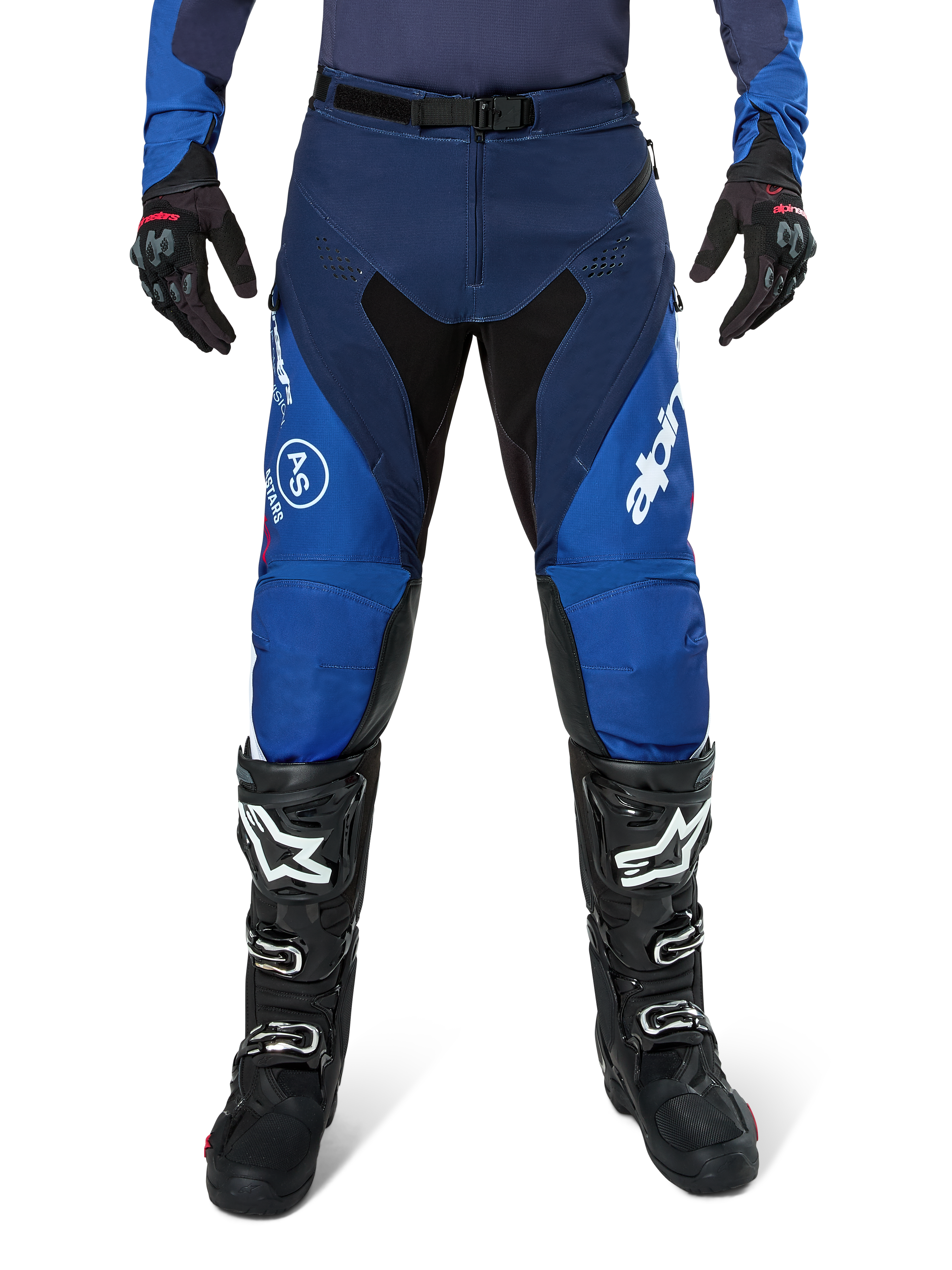 Alpinestars Pro-Dura broek, motorcrossbroek, marineblauw en felblauw met witte accenten, vooraanzicht gedragen met zwarte laarzen en handschoenen, technisch ontwerp voor enduro en off-road rijden