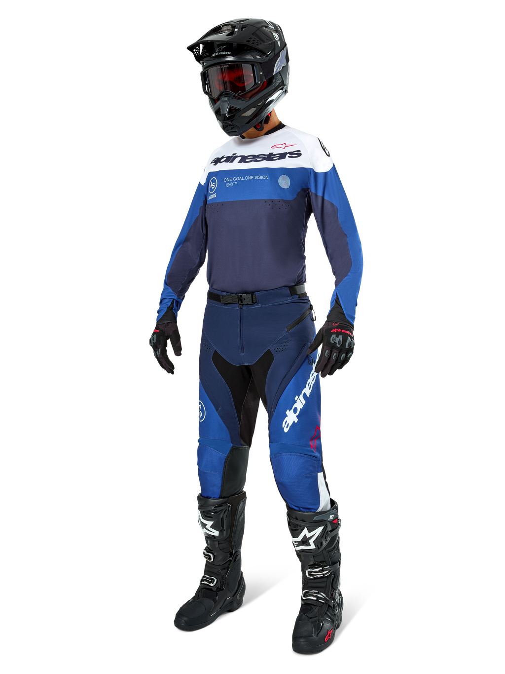 Motocross-rijder in Alpinestars Pro-Dura broek in marineblauw, felblauw en wit, gecombineerd met een bijpassende jersey met lange mouwen, zwarte helm met rode bril, zwarte handschoenen en zwart-witte laarzen, gecoördineerde outfit voor enduro en off-road racing.
