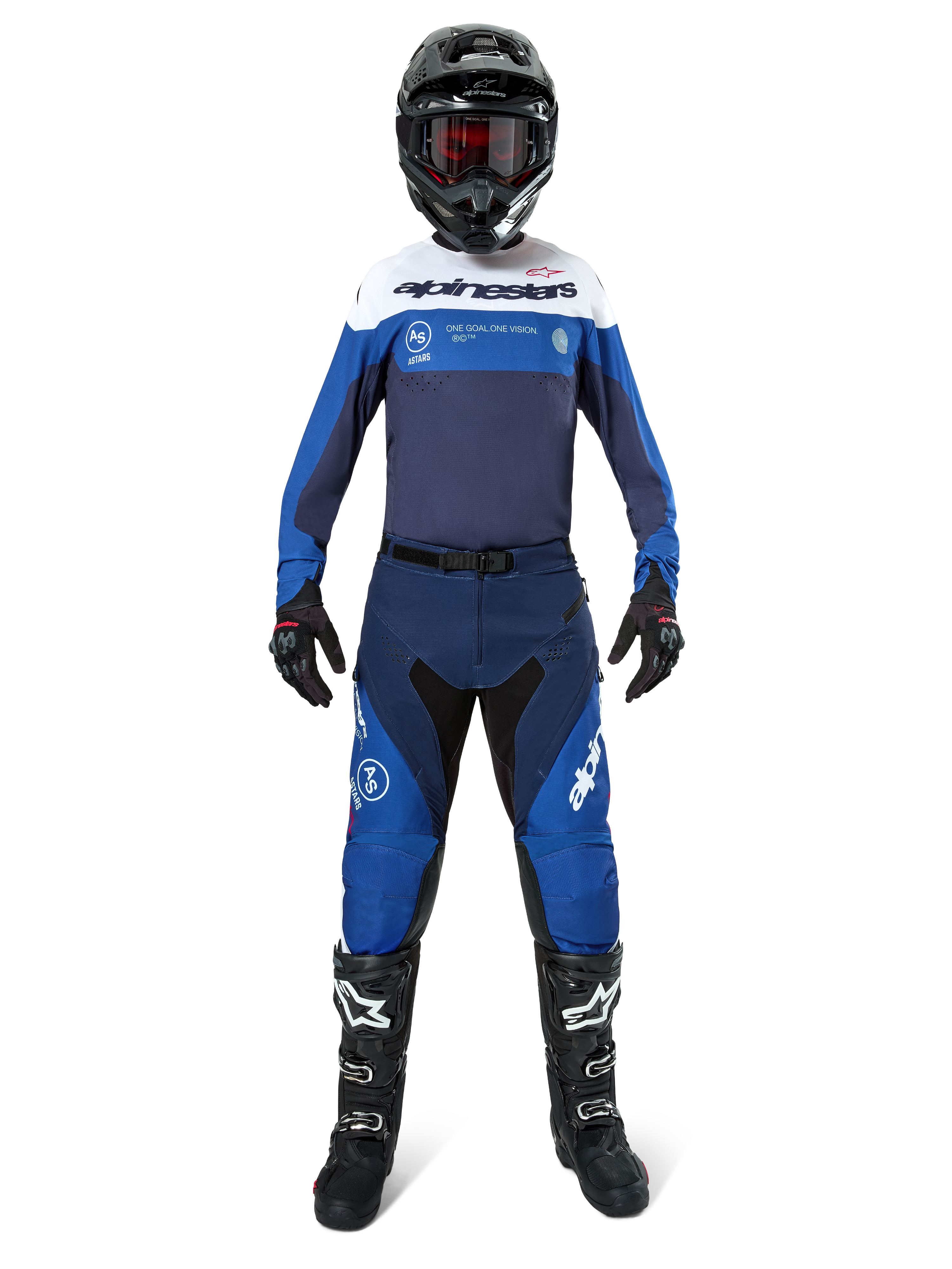 Alpinestars Pro-Dura broek, motorcross- en endurobroek, marineblauw, helderblauw en wit, gedragen door een rijder in een complete race-uitrusting met bijpassende jersey, zwarte helm, rode bril en zwarte laarzen, professionele off-road gear setup