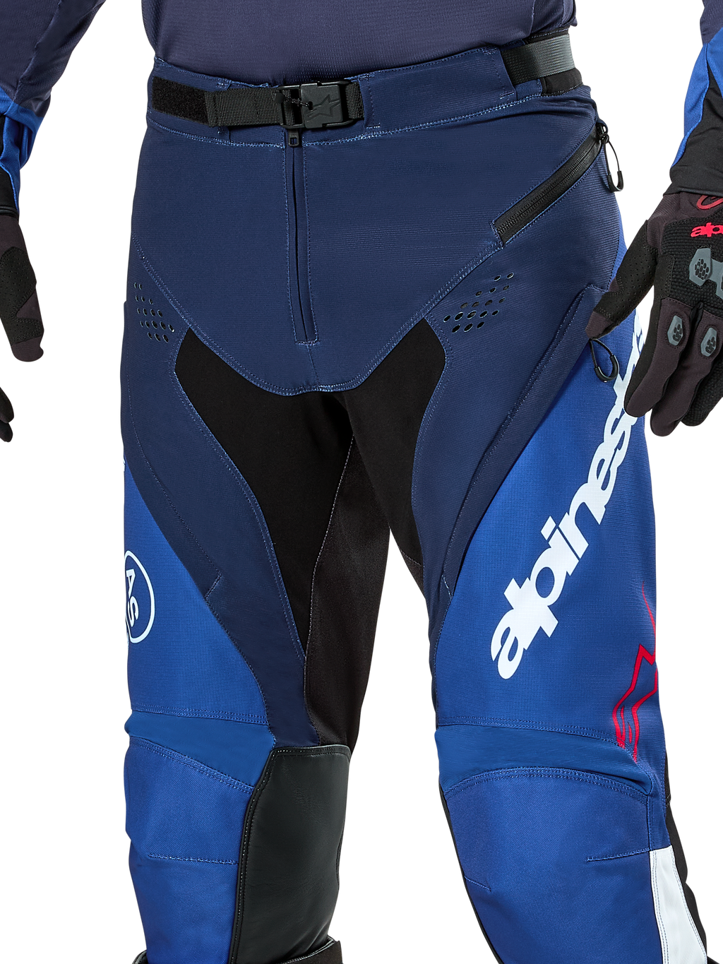 Alpinestars Pro-Dura broek, enduro- en motorcrossbroek, marineblauw, felblauw en wit, detailopname van de SX2 magnetische gespsluiting in de taille, ventilatieopeningen met rits op de dijen en duurzame stretchpanelen met opvallende witte merkdetails.