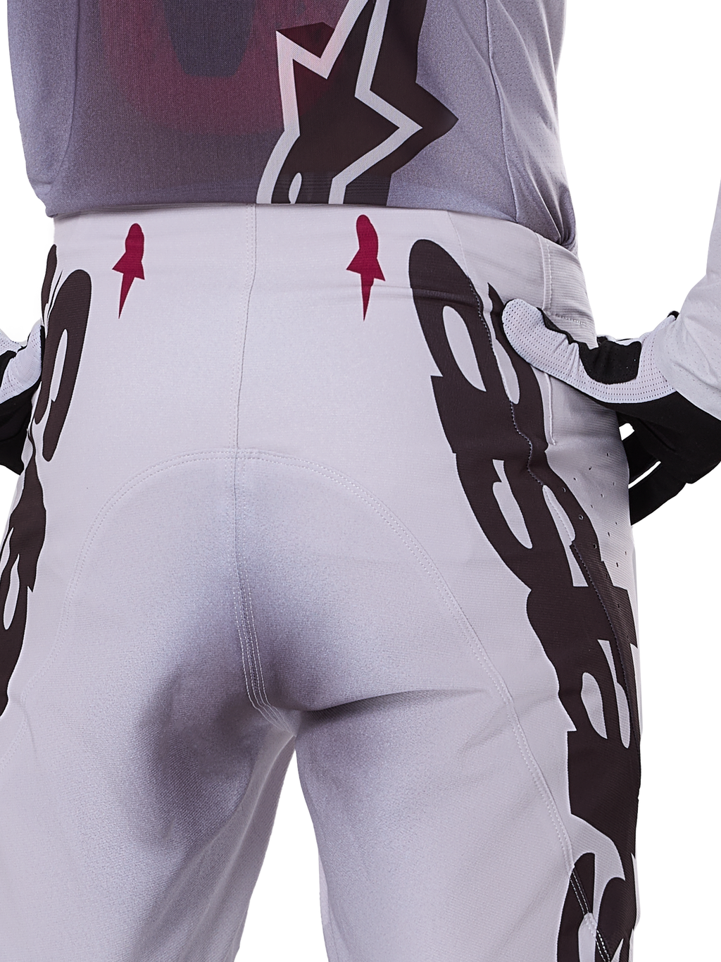 Alpinestars 2025 Supertech Maker Pants, motorcrossbroek, zilver en zwart, atletische pasvorm met geitenleren kniepanelen en Stretchnet-zones, achteraanzicht, duurzaam en lichtgewicht ontwerp voor professionele motorcross