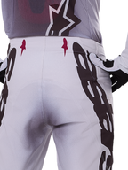 Alpinestars 2025 Supertech Maker Pants, motorcrossbroek, zilver en zwart, atletische pasvorm met geitenleren kniepanelen en Stretchnet-zones, achteraanzicht, duurzaam en lichtgewicht ontwerp voor professionele motorcross