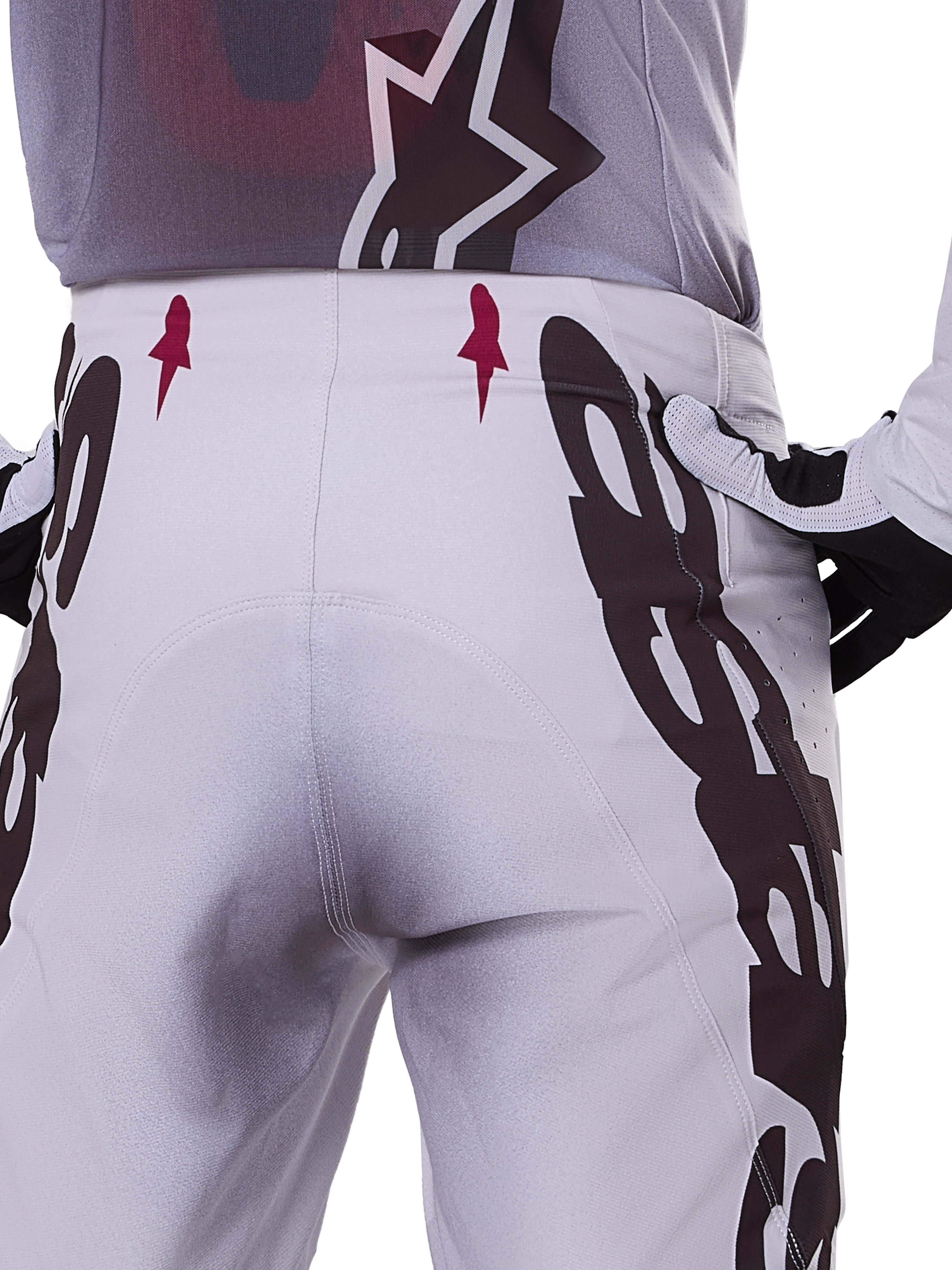 Alpinestars 2025 Supertech Maker Pants, motorcrossbroek, zilver en zwart, atletische pasvorm met geitenleren kniepanelen en Stretchnet-zones, achteraanzicht, duurzaam en lichtgewicht ontwerp voor professionele motorcross