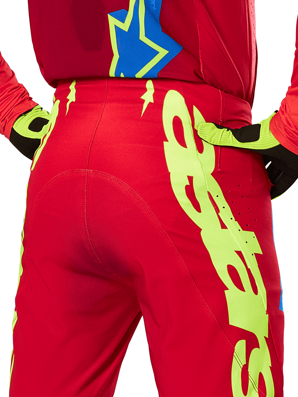 Alpinestars 2025 Supertech Maker crossbroek, motorcross broek, felrood en fluogeel, achteraanzicht met grote gele graphics op de pijpen en bijpassende fluogele en zwarte handschoenen, professionele off-road race-uitrusting