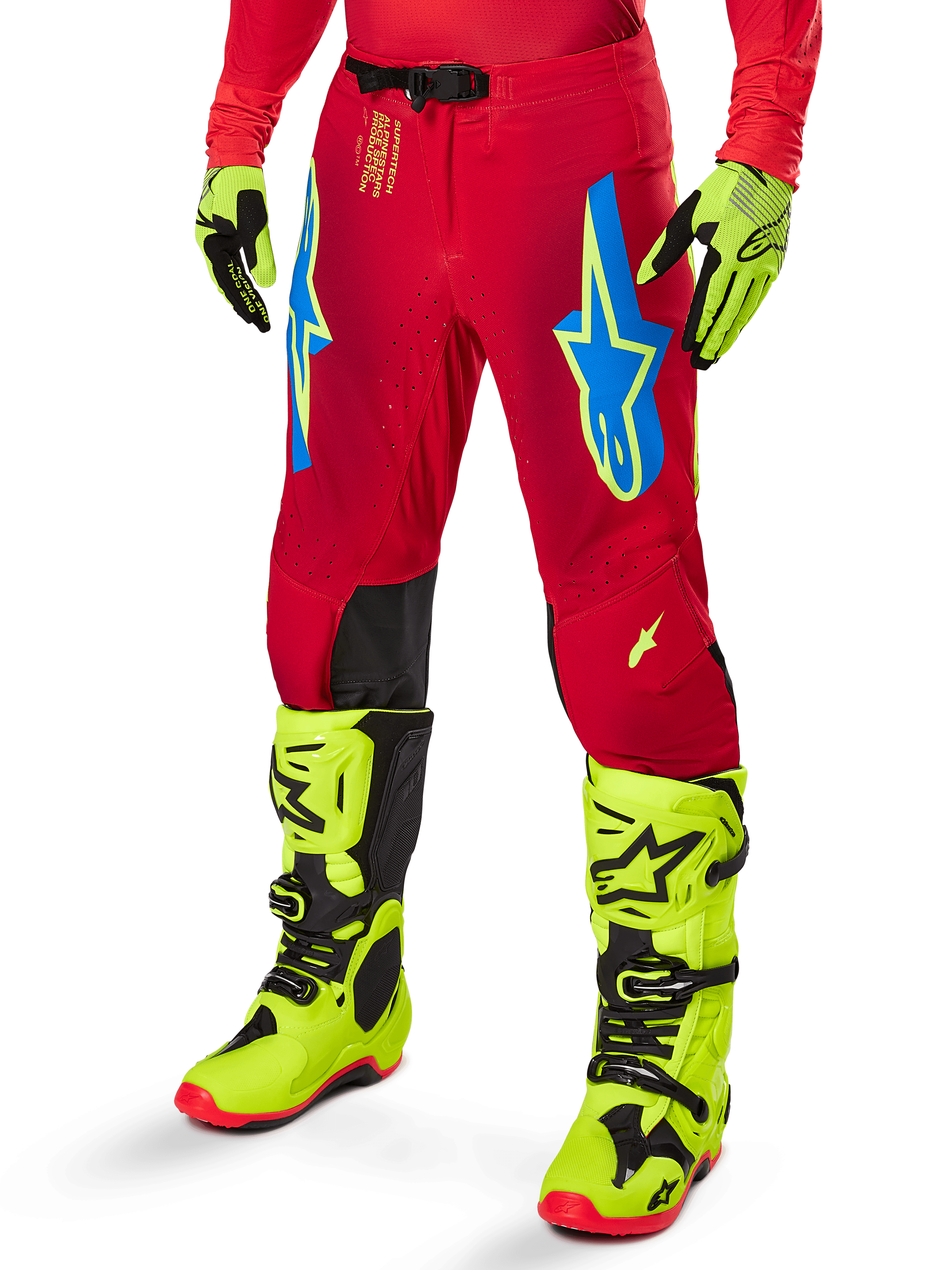 Alpinestars 2025 Supertech Maker Pants, motorcross broek, felrood met blauwe en gele sterlogo's, zwarte kniepanelen, geperforeerde ventilatie, gecombineerd met neongele laarzen en handschoenen