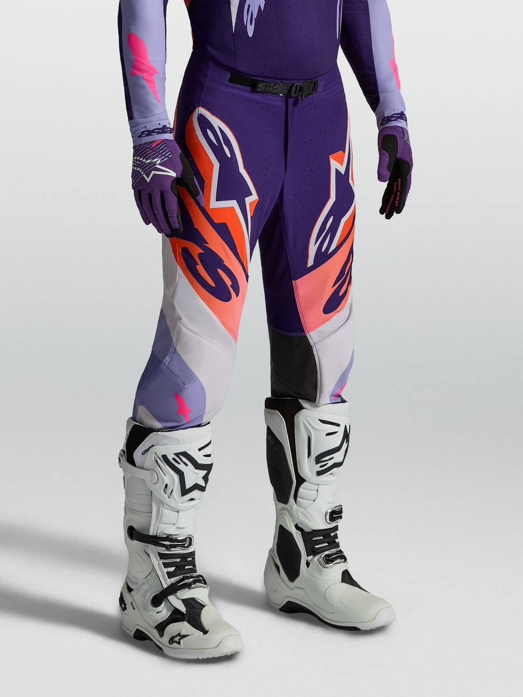 Alpinestars Supertech Dyna broek, herenmotocrossbroek, paars en fluoroze, atletische racepasvorm, stretchmateriaal.