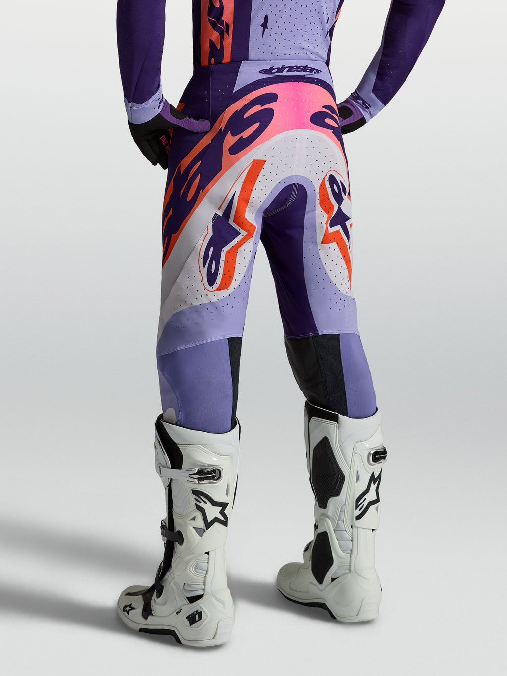 Alpinestars Supertech Dyna broek, paars en lichtpaars, herenmotorcrossbroek van ademend stretch ripstop, achteraanzicht.