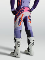 Alpinestars Supertech Dyna broek, paars en lichtpaars, herenmotorcrossbroek van ademend stretch ripstop, achteraanzicht.