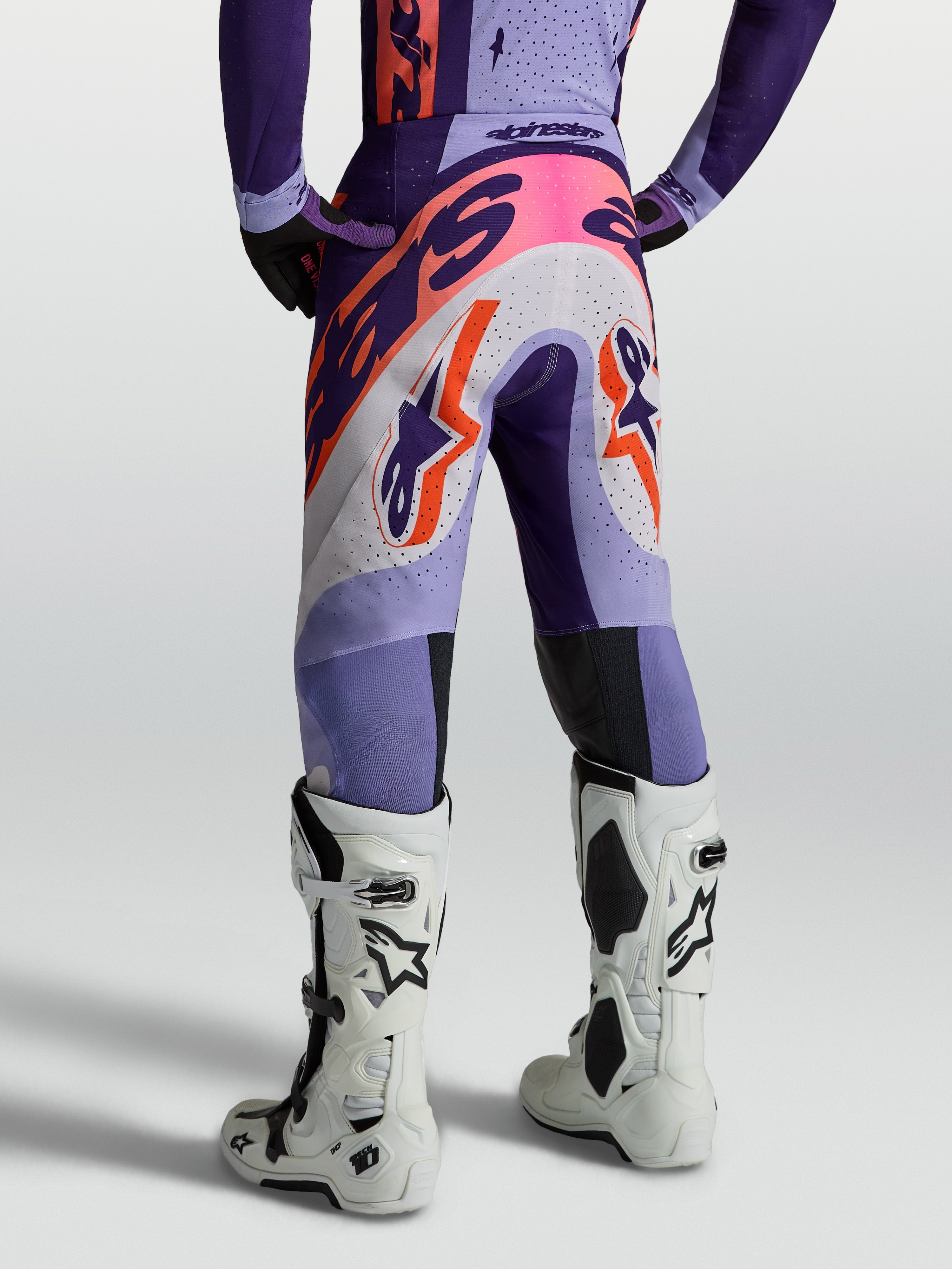 Alpinestars Supertech Dyna broek, paars en lichtpaars, herenmotorcrossbroek van ademend stretch ripstop, achteraanzicht.