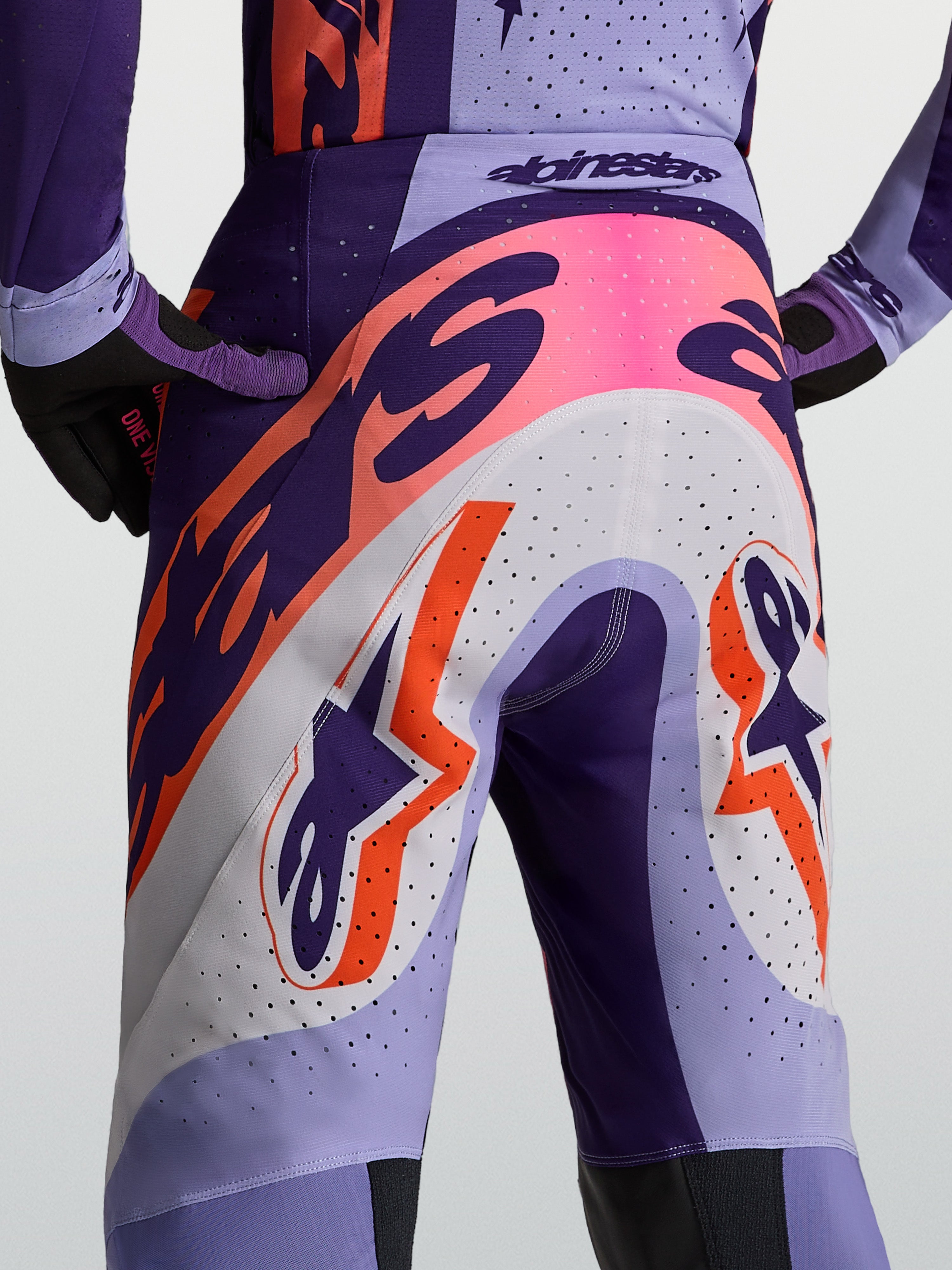 Alpinestars Supertech Dyna broek, heren motorcrossbroek in paars en roze fluo met een geventileerde atletische pasvorm.