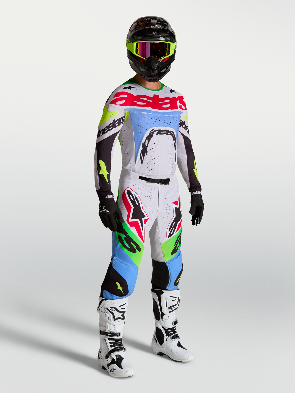 Alpinestars Supertech Dyna broek, heren motocrossbroek in lichtlila en fluogroen, deel van een volledige race-uitrusting.