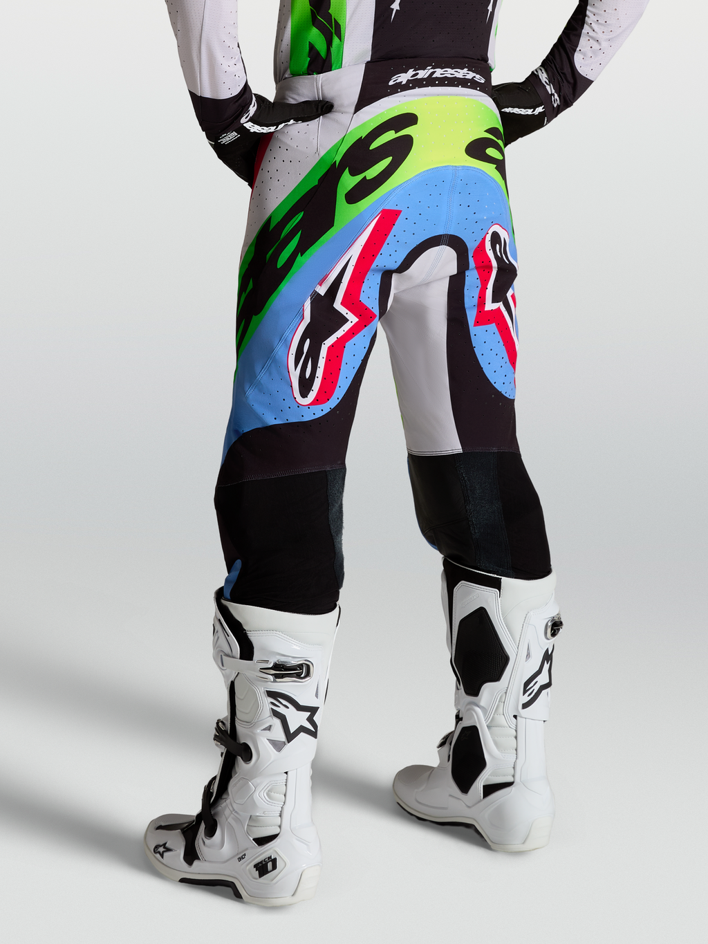 Alpinestars Supertech Dyna broek voor heren, motorcrossbroek in paars, groen en zwart, performance fit met geitenleren kniepanelen en perforaties.