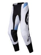 Alpinestars 2025 Techstar Melt broek, motorcrossbroek, wit en zwart met lichtblauwe accenten, voorzien van grote zwarte Alpinestars-logo's, lasergesneden ventilatieopeningen en een duurzame atletische pasvorm voor off-road racen.