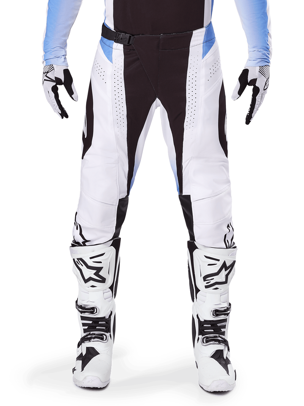 Alpinestars 2025 Techstar Melt broek, motorcross broek, wit en zwart met lichtblauwe accenten, gedragen met bijpassende witte en zwarte laarzen en handschoenen, voorzien van lasergesneden perforaties en hoogwaardig race-ontwerp.