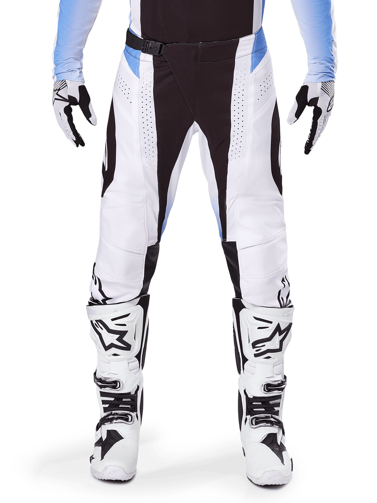 Alpinestars 2025 Techstar Melt broek, motorcross broek, wit en zwart met lichtblauwe accenten, gedragen met bijpassende witte en zwarte laarzen en handschoenen, voorzien van lasergesneden perforaties en hoogwaardig race-ontwerp.