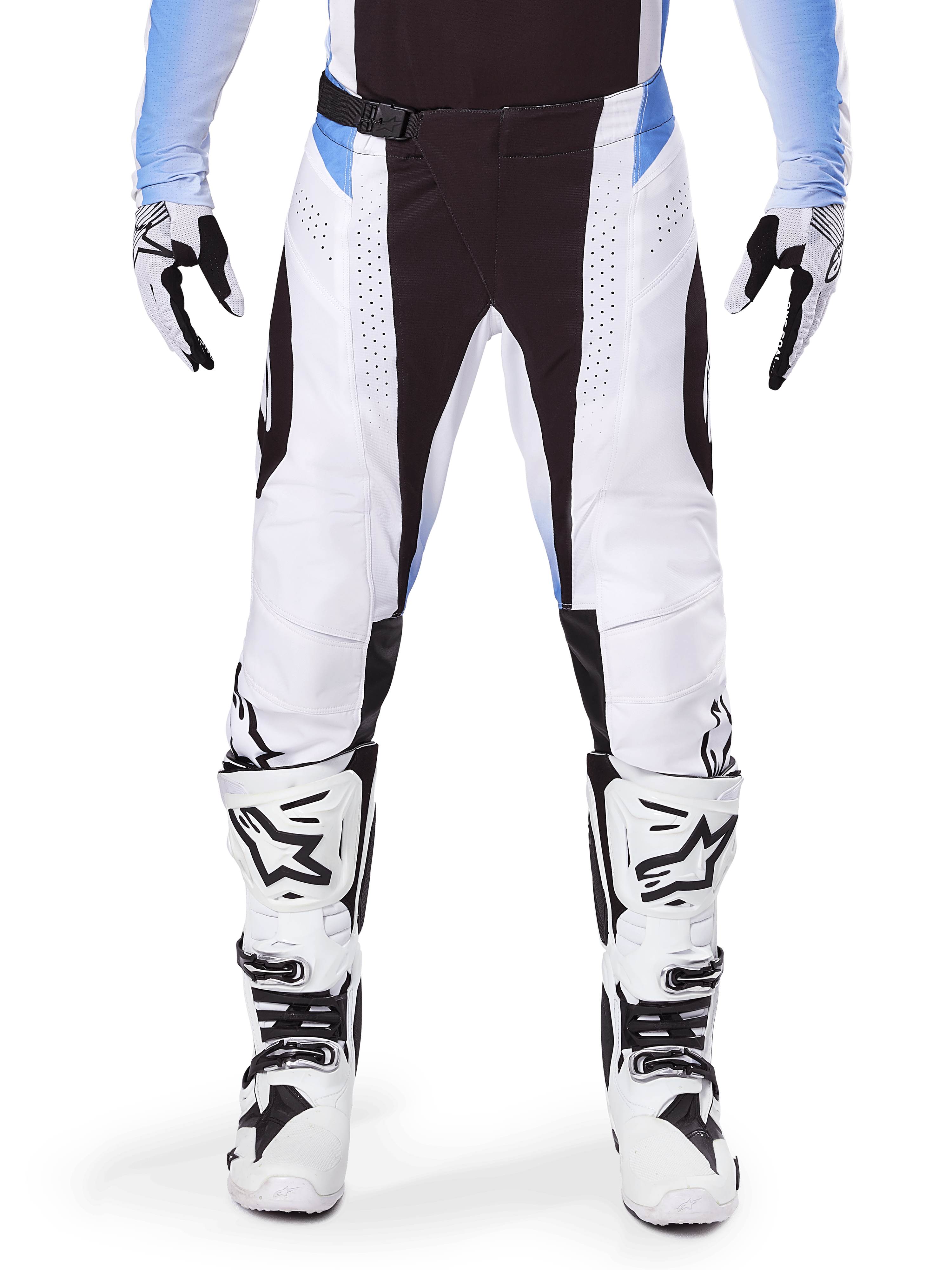 Alpinestars 2025 Techstar Melt broek, motorcross broek, wit en zwart met lichtblauwe accenten, gedragen met bijpassende witte en zwarte laarzen en handschoenen, voorzien van lasergesneden perforaties en hoogwaardig race-ontwerp.