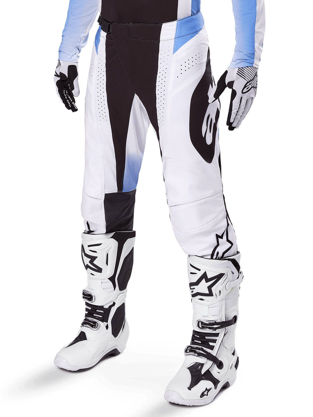 Alpinestars 2025 Techstar Melt crossbroek, motorcross broek, wit en zwart met blauwe accenten, met laser-gesneden perforaties voor luchtstroom en Babel-knieconstructie, gedragen met bijpassende witte motorcrosslaarzen en handschoenen, atletisch off-road race-ontwerp
