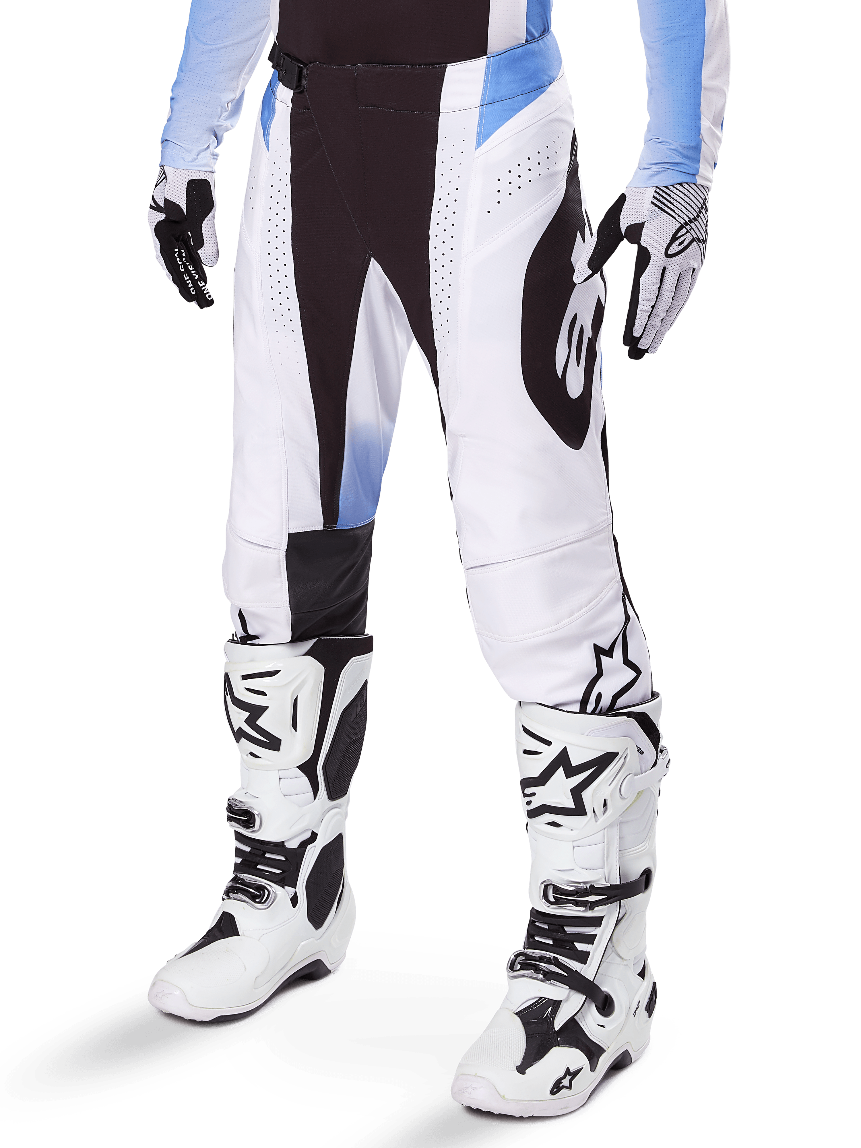 Alpinestars 2025 Techstar Melt crossbroek, motorcross broek, wit en zwart met blauwe accenten, met laser-gesneden perforaties voor luchtstroom en Babel-knieconstructie, gedragen met bijpassende witte motorcrosslaarzen en handschoenen, atletisch off-road race-ontwerp