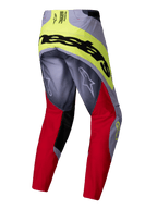 Alpinestars 2025 Techstar Melt broek, motorcrossbroek, felrood en grijs met neongele accenten, achteraanzicht met groot zwart Alpinestars-logo op het zitvlak, Astars-logo's op de benen, duurzaam multi-materiaal ontwerp voor off-road racen