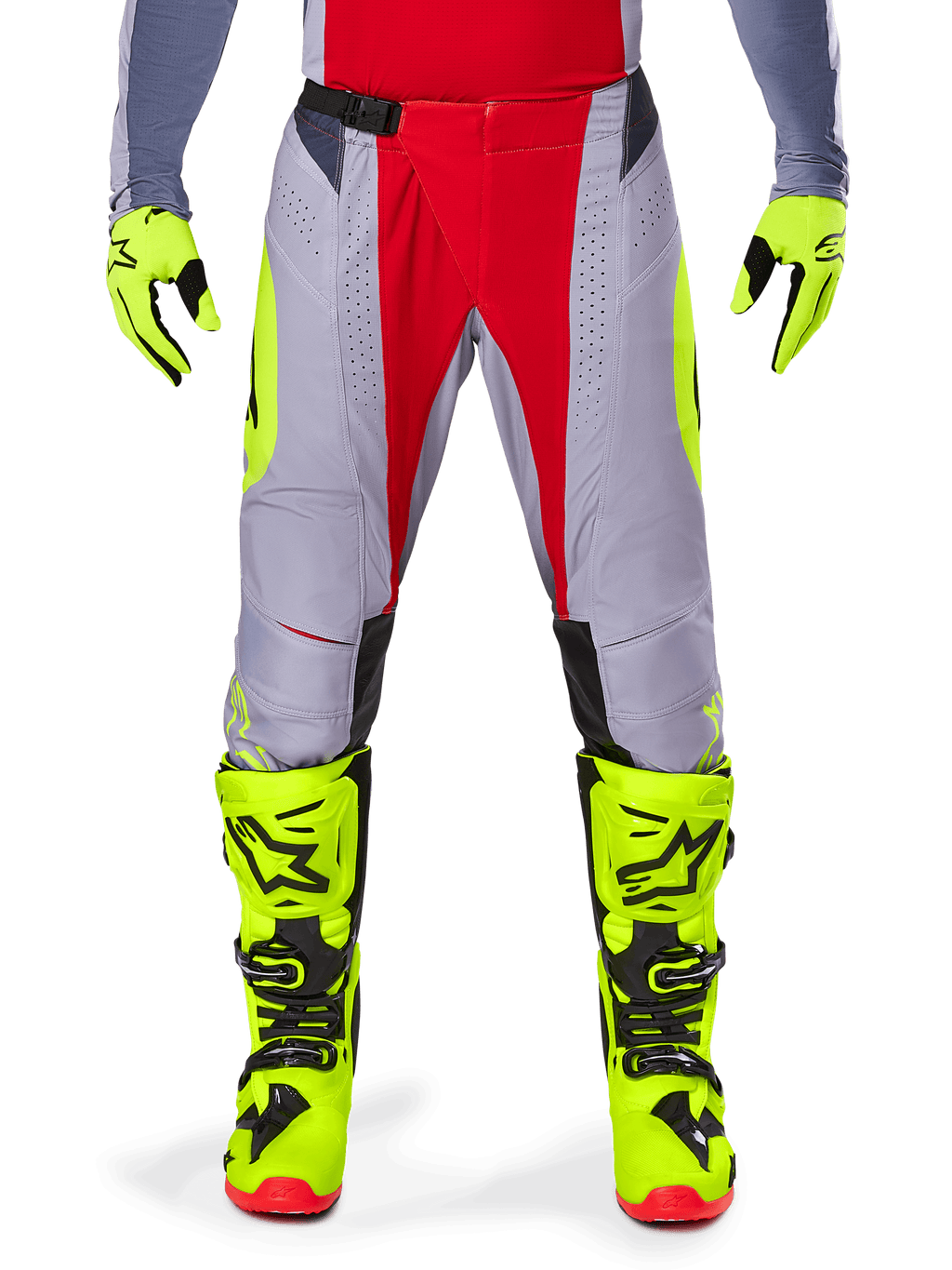 Alpinestars 2025 Techstar Melt crossbroek, motocrossbroek, helderrood en grijs met fluorescerend gele accenten, gedragen met bijpassende neongele handschoenen en laarzen, voorzien van een magnetische taillegesp en lasergesneden perforaties voor ventilatie.