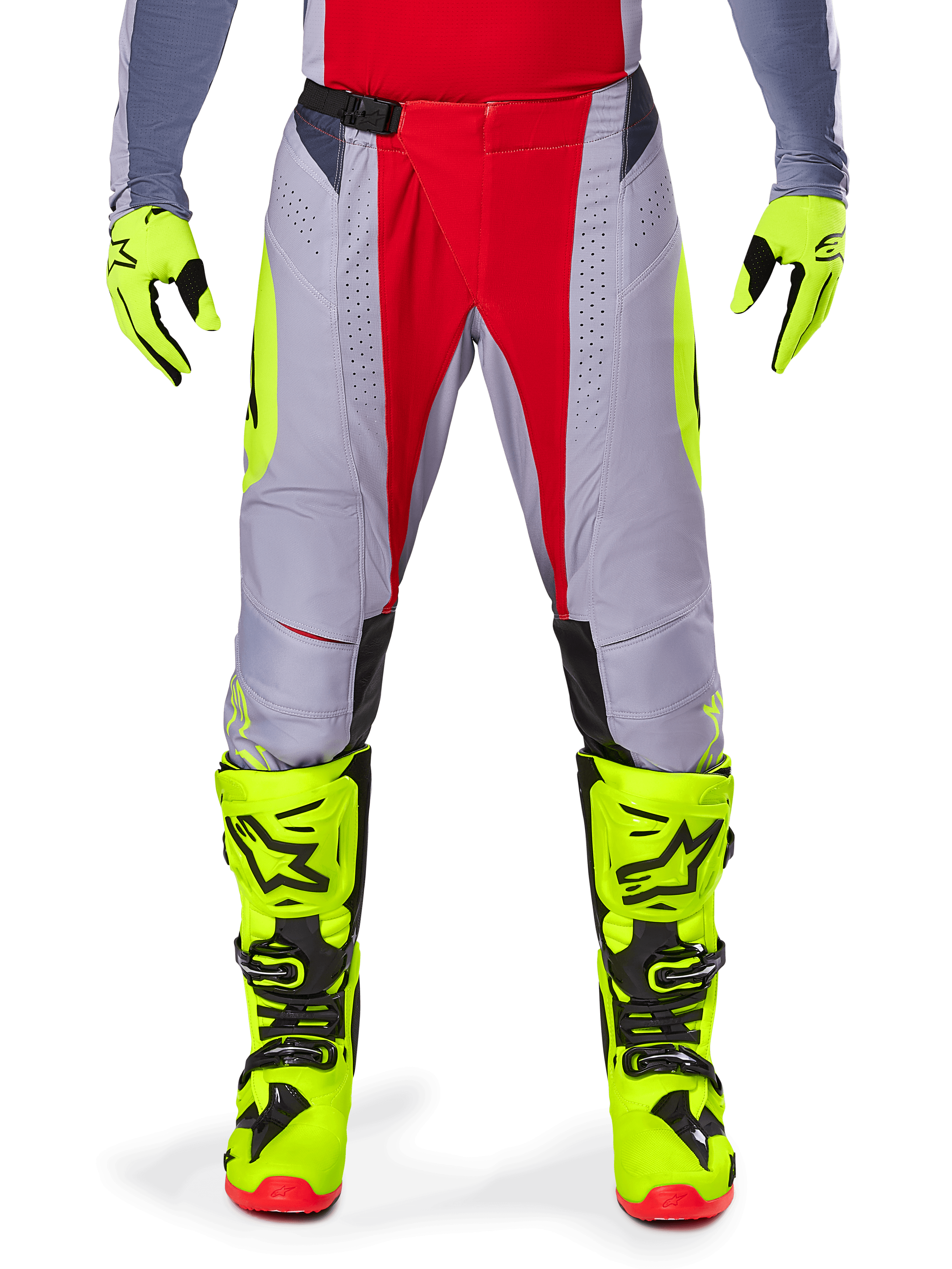 Alpinestars 2025 Techstar Melt crossbroek, motorcross broek, helderrood met grijs, met een grijs chassis, rode centrale panelen en neongele zij-accenten, lasergesneden perforaties voor ventilatie, gedragen met neongele handschoenen en laarzen, hoogwaardige uitrusting voor off-road racing
