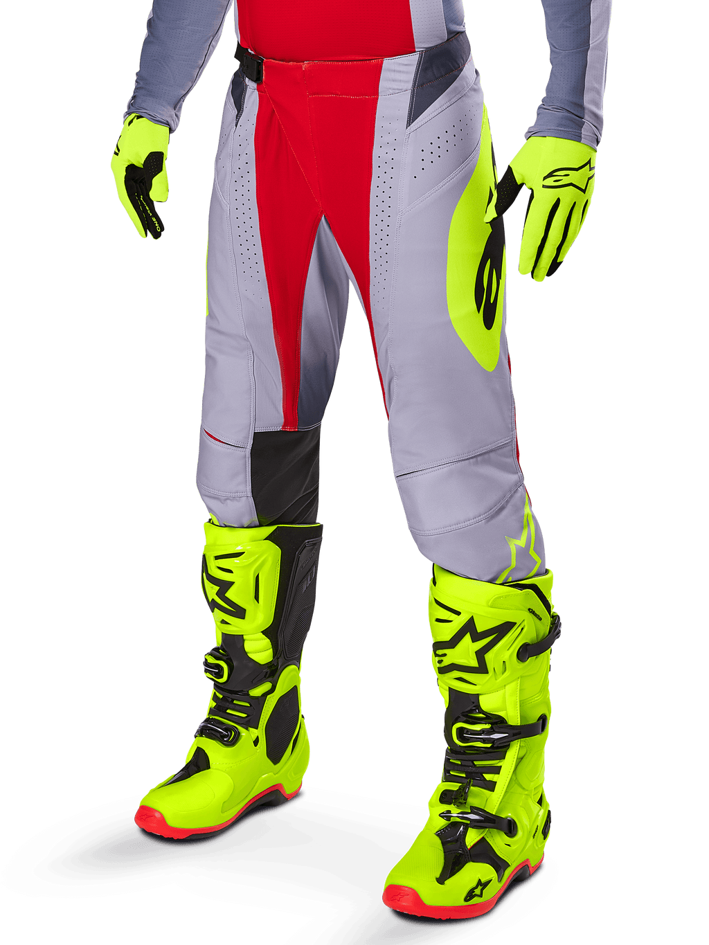 Alpinestars 2025 Techstar Melt broek, motorcross broek, helderrood en grijs met een opvallend neongeel logo, gedragen met bijpassende neongele handschoenen en laarzen, atletische pasvorm voor motorcrossraces