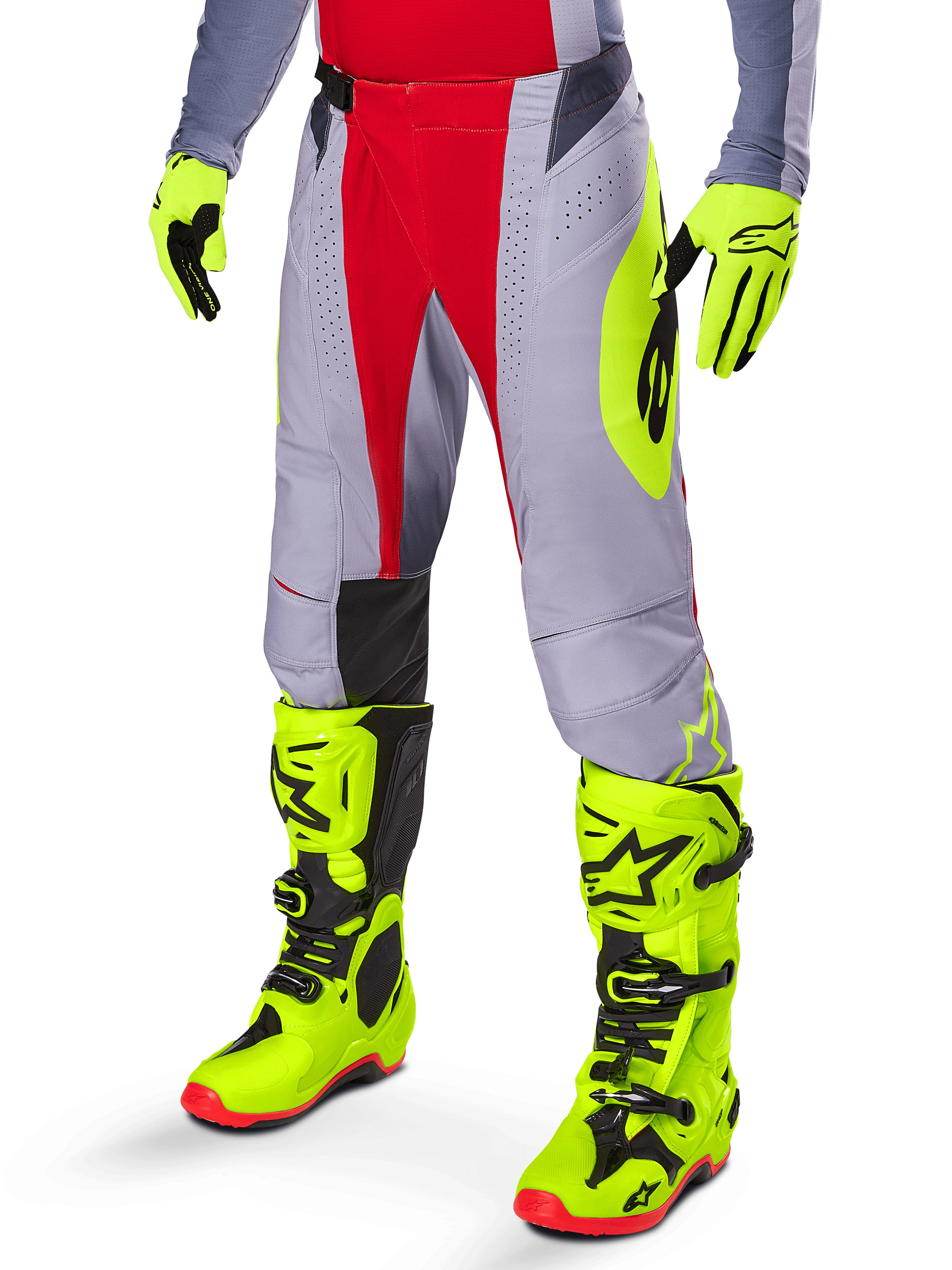 Alpinestars 2025 Techstar Melt broek, motorcross broek, helderrood en grijs met een opvallend neongeel logo, gedragen met bijpassende neongele handschoenen en laarzen, atletische pasvorm voor motorcrossraces