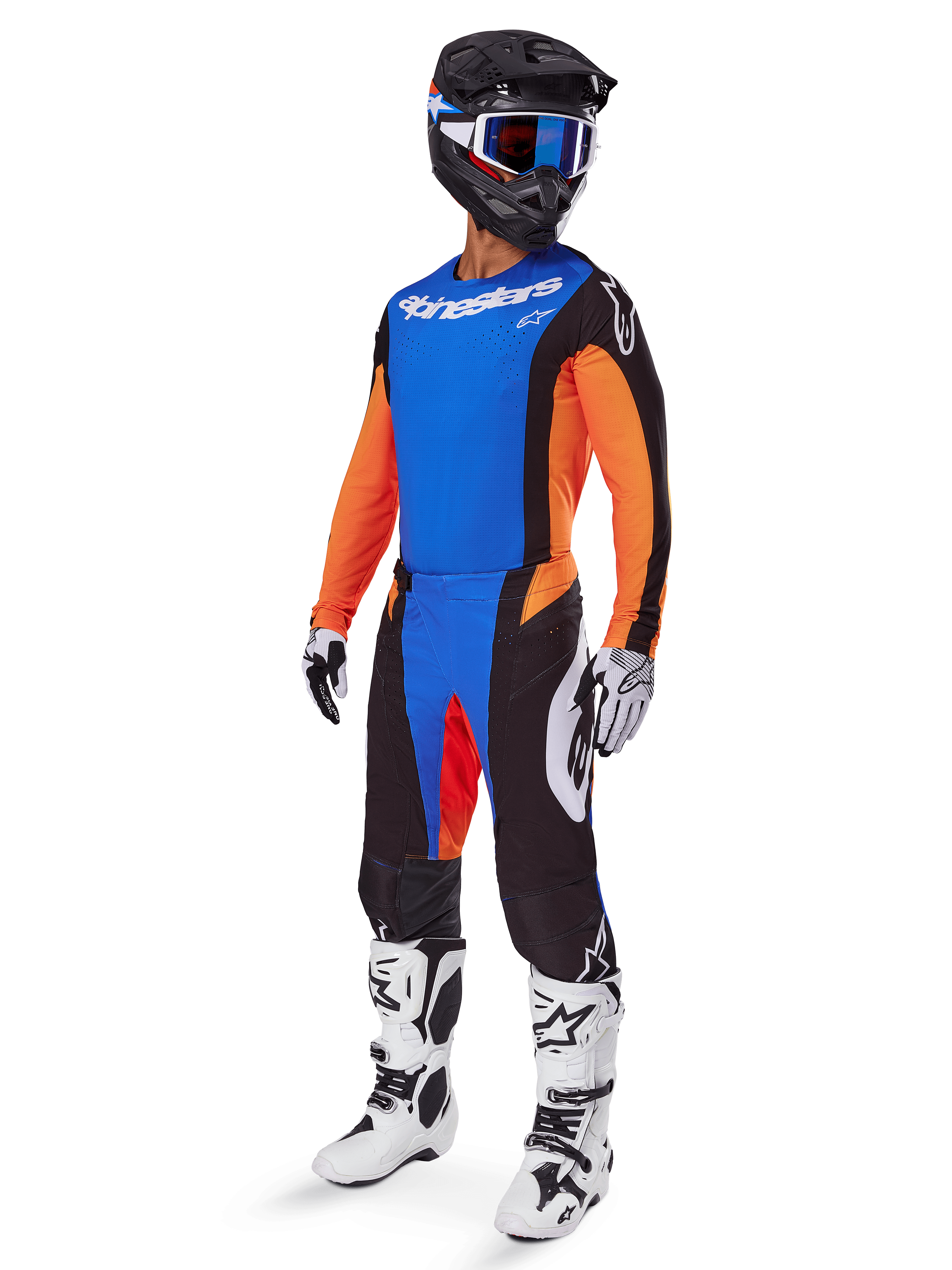 Alpinestars 2025 Techstar Melt Gear Set, motorcrosser met blauwe jersey en oranje mouwen, zwarte broek met blauwe en oranje accenten, bijpassende zwarte helm met blauwe bril, en wit-zwarte racelaarzen