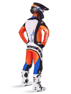 Motorcrosser van achteren gezien in de Alpinestars 2025 Techstar Melt Gear Set, oranje en blauwe jersey met wit rugpaneel en bijpassende broek, met grote witte merkdetails, zwarte motorcrosshelm en witte racelaarzen.