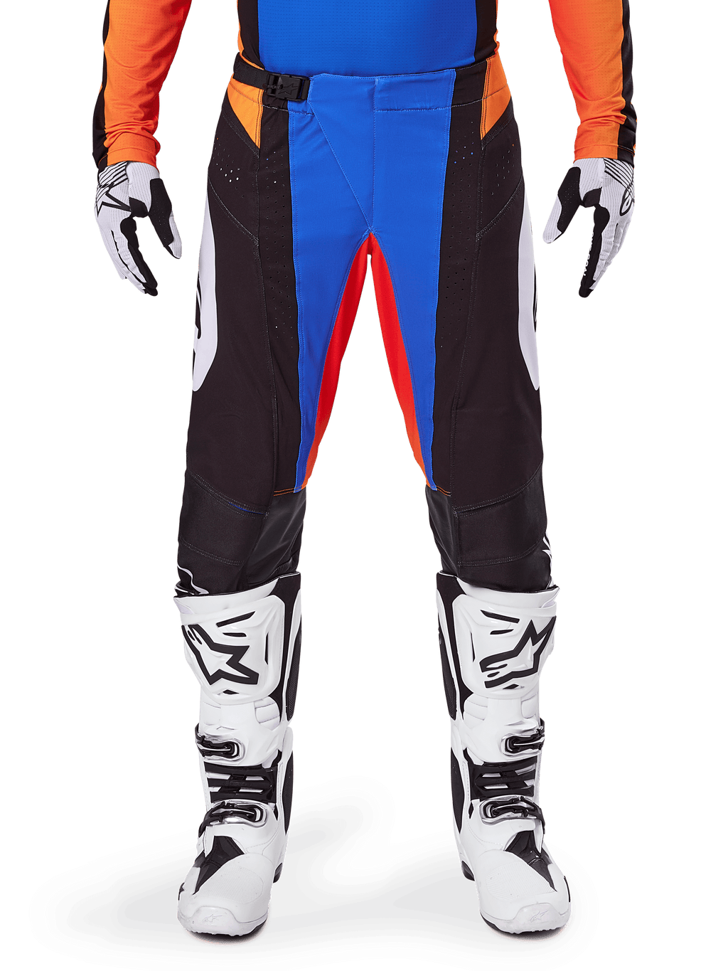 Alpinestars 2025 Techstar Melt crossbroek, oranje en blauw, gedragen met bijpassende jersey en witte laarzen, zwarte panelen met levendige blauwe en oranje accenten, geperforeerd voor ventilatie, atletische racepasvorm voor off-road prestaties