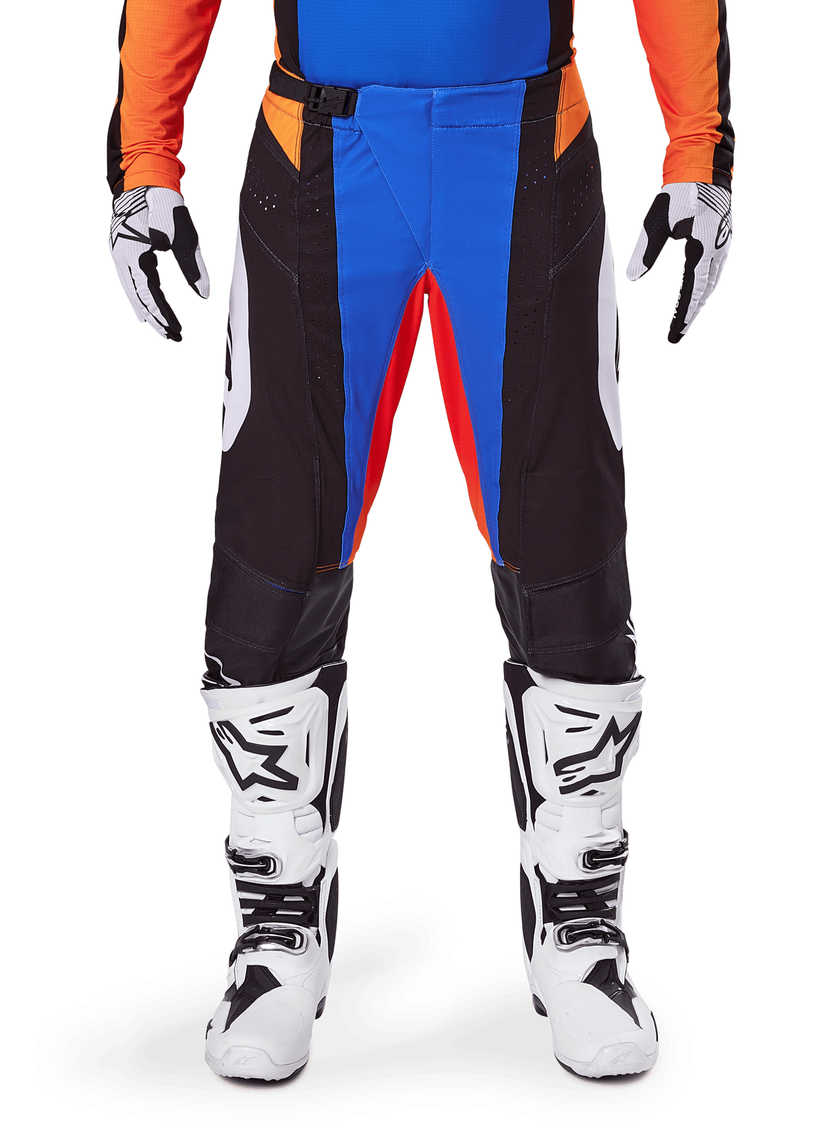 Alpinestars 2025 Techstar Melt crossbroek, oranje en blauw, gedragen met bijpassende jersey en witte laarzen, zwarte panelen met levendige blauwe en oranje accenten, geperforeerd voor ventilatie, atletische racepasvorm voor off-road prestaties