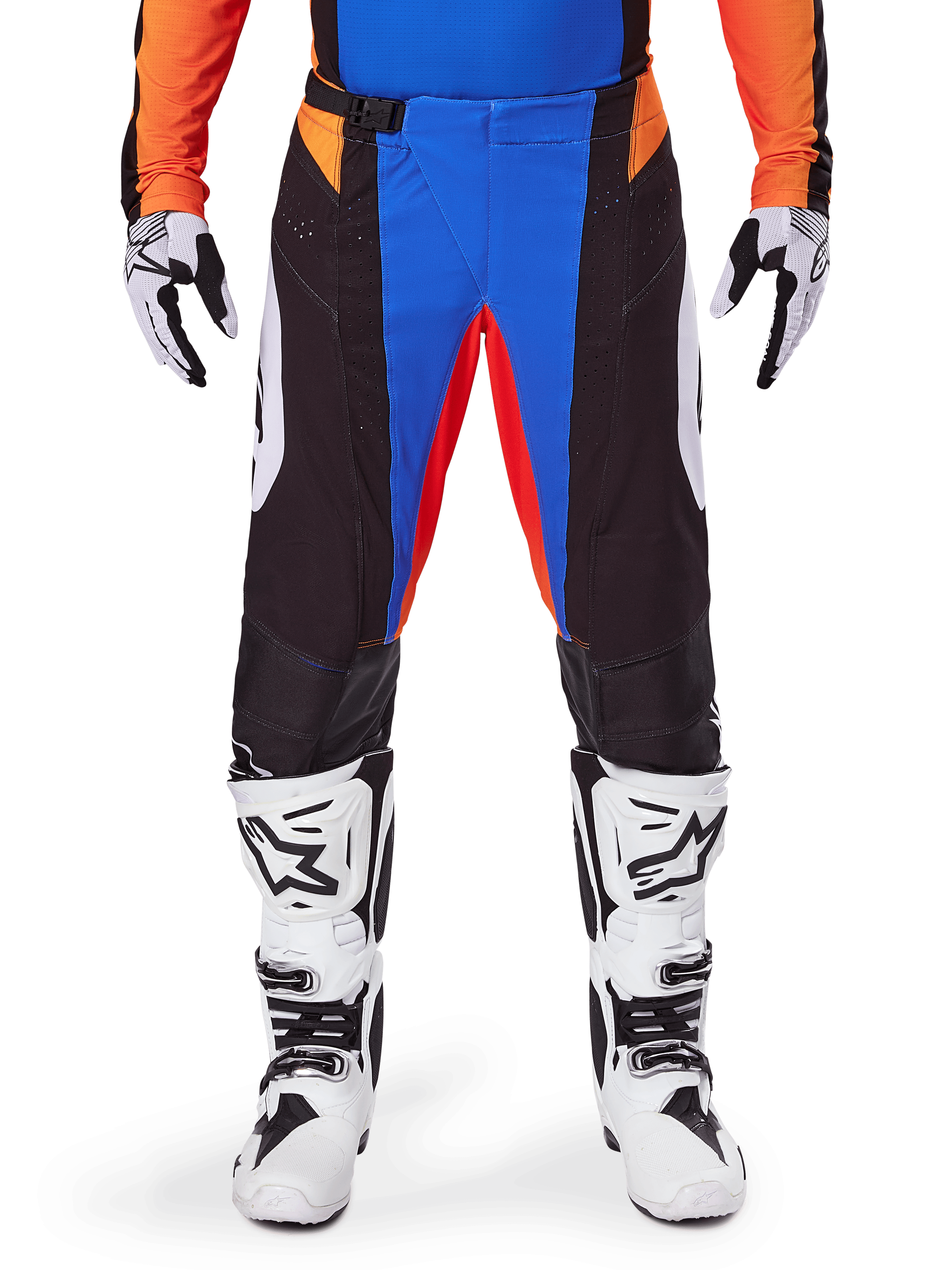 Alpinestars 2025 Techstar Melt crossbroek, oranje en blauw, gedragen met bijpassende jersey en witte laarzen, zwarte panelen met levendige blauwe en oranje accenten, geperforeerd voor ventilatie, atletische racepasvorm voor off-road prestaties