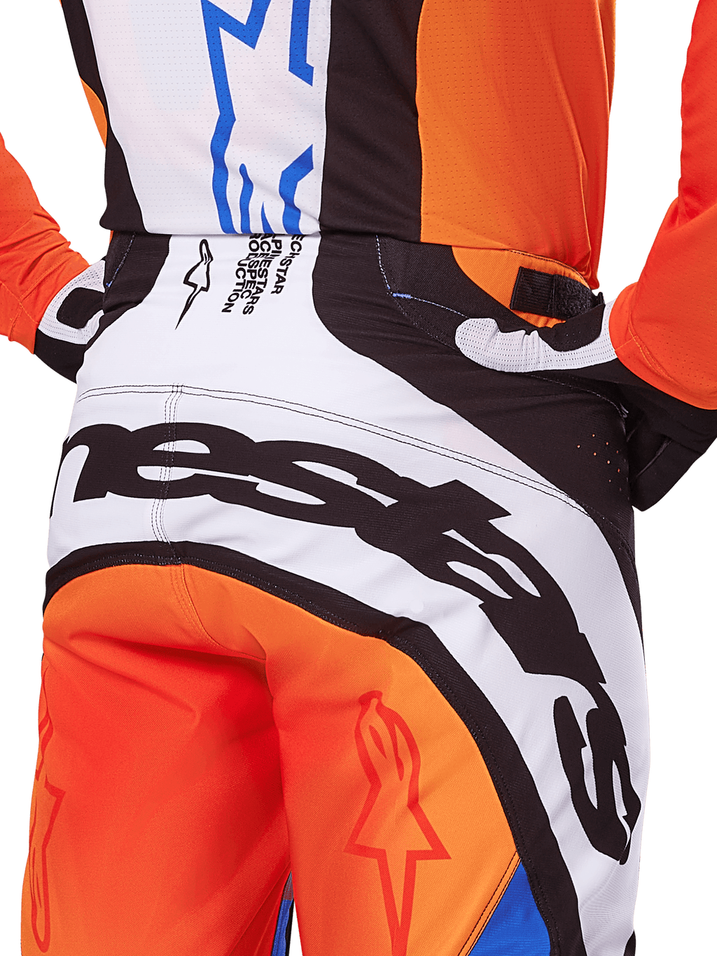Alpinestars 2025 Techstar Melt crossbroek, motorcross broek, oranje en blauw, close-up achteraanzicht van het zitvlak en de tailleband, opvallende zwarte branding op witte achtergrond, oranje panelen met rode sterlogo's, atletische performance-uitrusting voor off-road racen