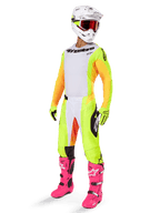 Alpinestars 2025 Techstar Melt Gear Set, volledige motorcross race-outfit, wit jersey met geel-oranje mouwen, neongele broek, felroze laarzen, witte helm met rode crossbril, gele handschoenen, kleurrijke racekleding